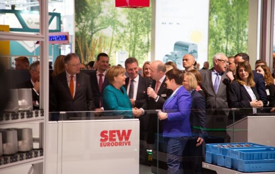 Bundeskanzlerin Dr. Angela Merkel besucht SEW-EURODRIVE auf der Hannover Messe