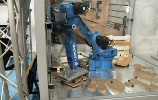 Roboterzelle mit Flächengreifer-Saugplatte: Schonende Automatisierung mit dem VUSS-Flächengreifer von AERO-LIFT