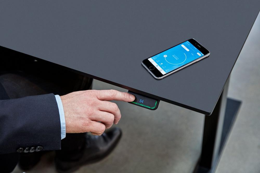 LINAK revolutioniert die Nutzung des Steh-Sitz-Tisches mit innovativen Handbedienungen