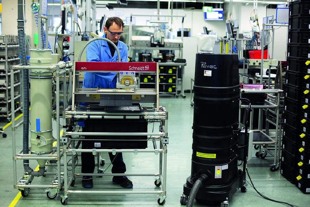 Absaugung in der Elektronikproduktion:  Zwei Konzepte – ein Ziel