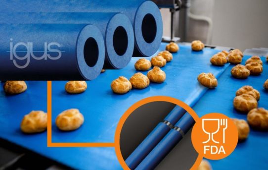 Blaue FDA-konforme Messerkantenrollen von igus für höchste Bandgeschwindigkeiten