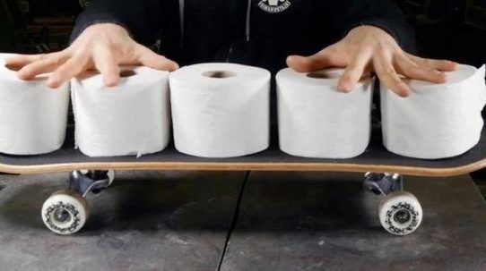 Lässt sich aus Toilettenpapier ein Skateboard fertigen?