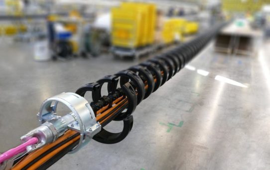 Tonnenschwere Leitungen mit schnell montierter igus Energiekette führen
