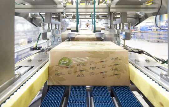 Papier statt Folie: KHS präsentiert umweltschonende Lösung zum Verpacken von Dosen