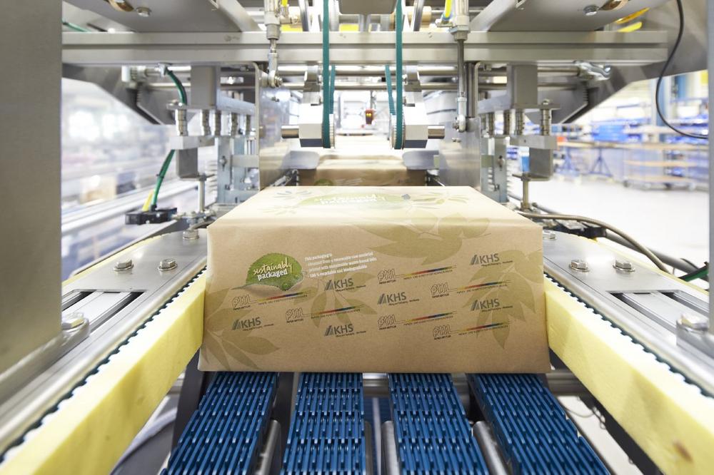 Papier statt Folie: KHS präsentiert umweltschonende Lösung zum Verpacken von Dosen