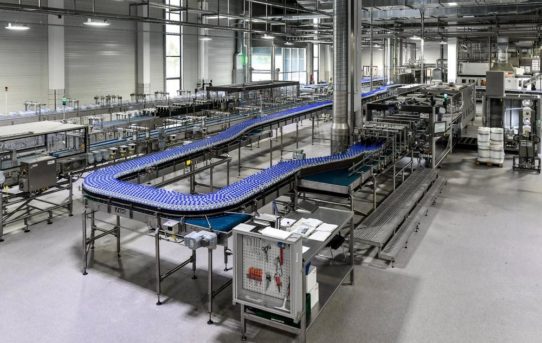 Für effizientere Prozesse: KHS entwickelt digitales Regelungssystem zur PET-Flaschenproduktion