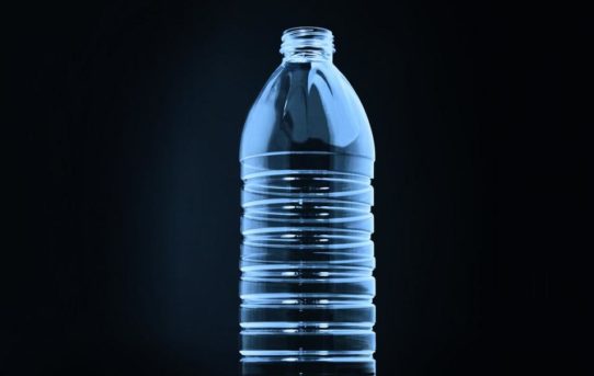 KHS setzt Maßstäbe: Extrem leichte PET-Halbliterflasche wiegt nur fünf Gramm