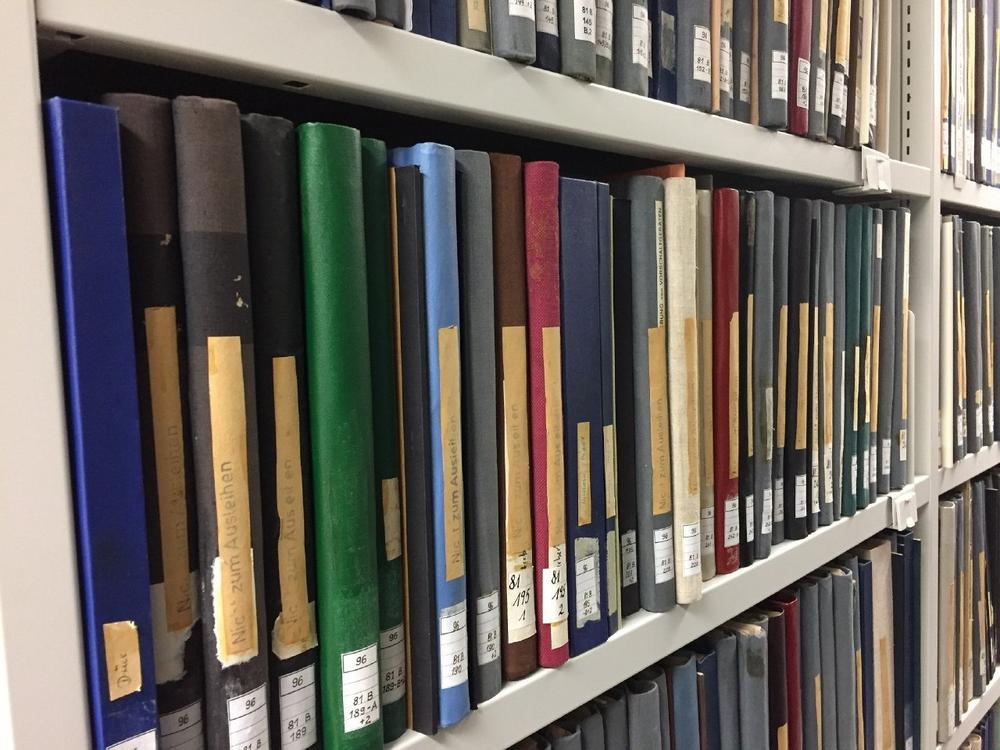 Universitätsbibliothek der TU Ilmenau erhält Förderung für die Erhaltung ihrer Hochschulschriften