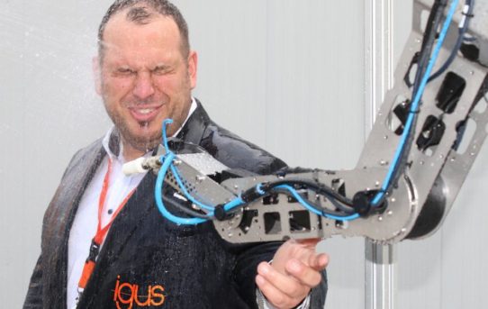 Ein Roboter, der Nässe trotzt: der neue robolink IP44 von igus