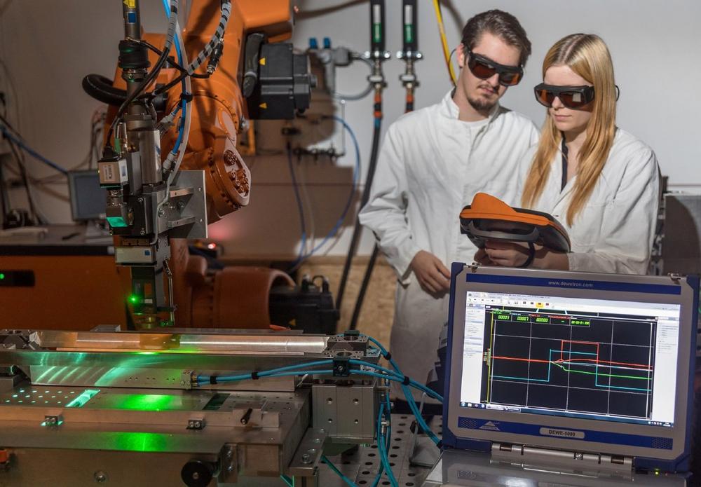 Thüringer Zentrum für Maschinenbau entwickelt intelligente Verfahren zur Laserreinigung von Bauteilen