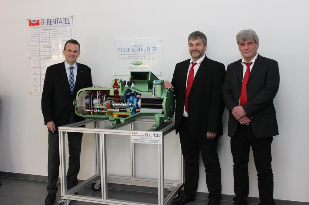 BITZER übergibt Schnittmodell an das Test- und Weiterbildungszentrum Wärmepumpen und Kältetechnik in Stutensee bei Karlsruhe