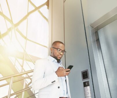 Sicher bewegen: thyssenkrupp Elevator stellt neue berührungslose Lösungen zur Aufzugsteuerung vor