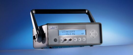 High-precision pressure calibration machine suitable in mobile use – worldwide