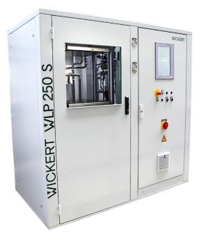 Wickert Maschinenbau stellt auf der JEC 2023 die schnellste Heiz-Kühl-Presse der Welt vor