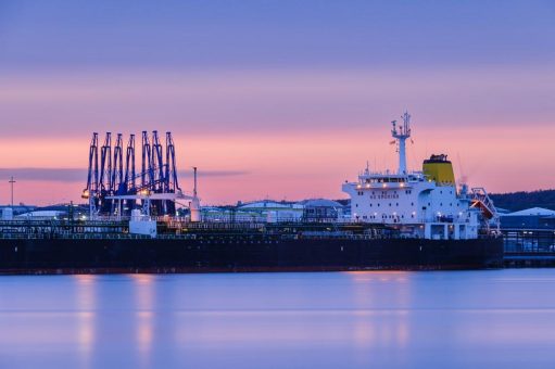 Sicheres und umweltfreundliches Be- und Entladen von Tankern im Hafen von Göteborg