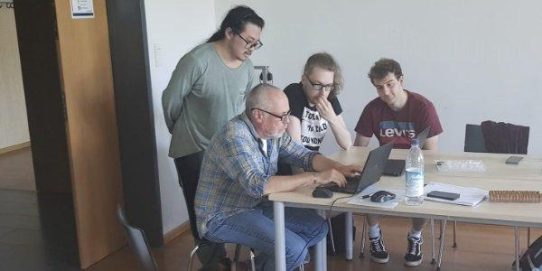 Studenten und Externe üben Systemdenken