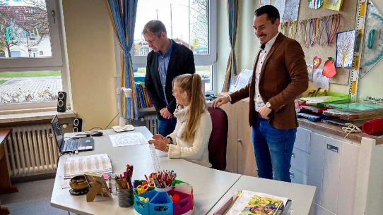 NETZSCH Pumpen & Systeme spendet Mobilar an lokale Schule