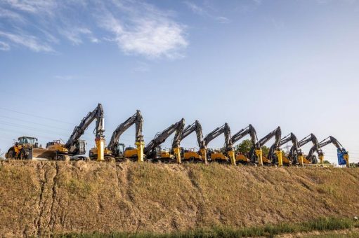 Kurzer Prozess am Autobahnkreuz Mainz Süd (A60/A63): Mit einer Armada von Epiroc Hydraulikhämmern zerlegt das Abbruchunternehmen Mexner GmbH die Nordbrücke über Nacht