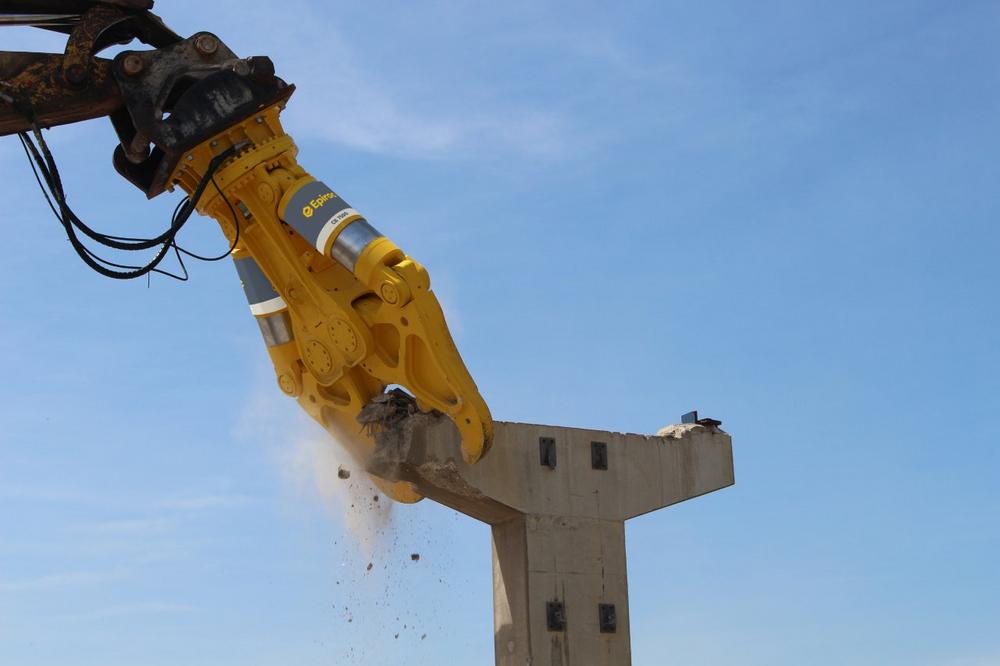 Zwei neue Betonknacker für schwere Fundamentarbeiten und Abbrucharbeiten in großer Arbeitshöhe