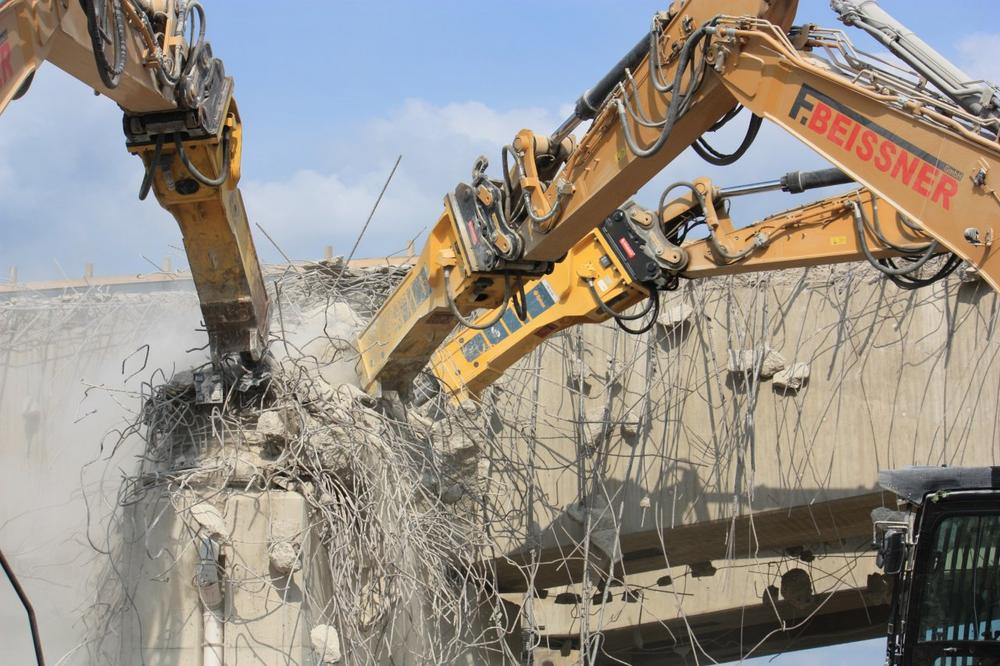 Zehnfacher Durchbruch: Beissner setzt auf geballte Abbruch-Power mit Epiroc HB 4100 Hydraulikhämmern