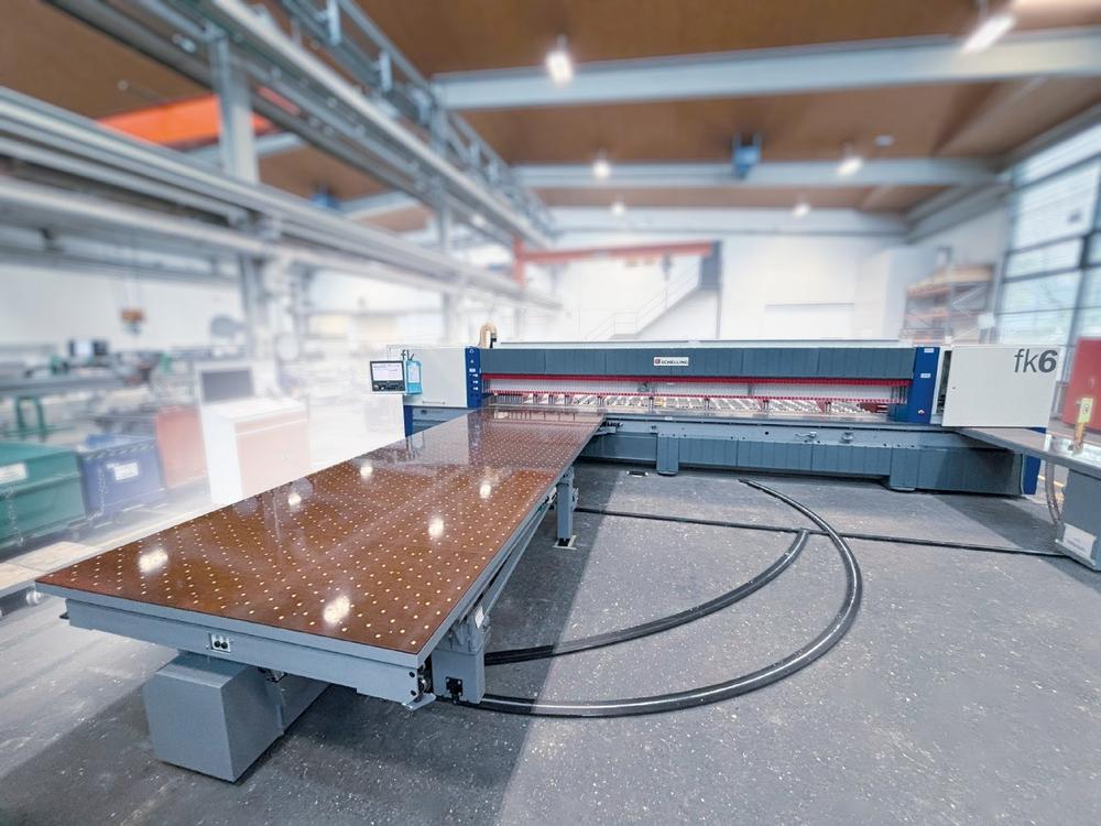 IMA Schelling Precision liefert Säge mit XXL-Drehtisch an US-Kunststoffverarbeiter