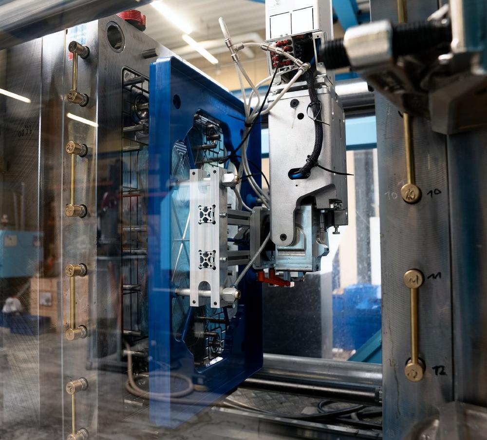 TORWEGGE steigert Effizienz in der Rollenproduktion mit neuer Kunststoffspritzmaschine