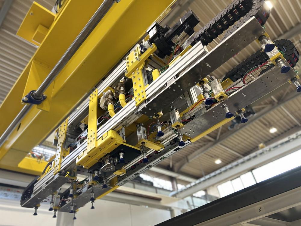 SYSTRAPLAN Flächenlager optimiert die Platinenlogistik für Türzargen