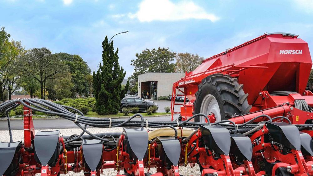 Perfektes Rot auf brasilianischen Feldern