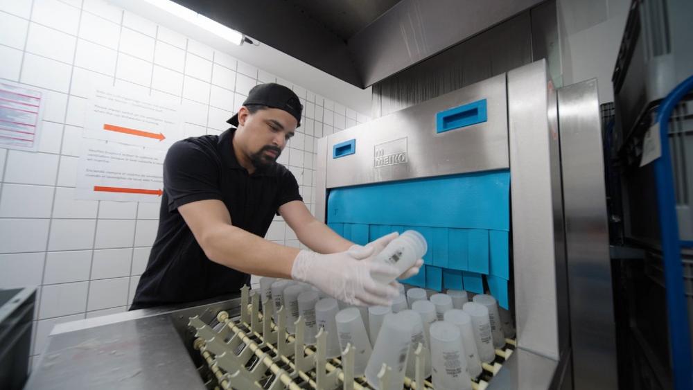 „Bechern“ am laufenden Band: Mehrweg in der Barclays Arena Hamburg