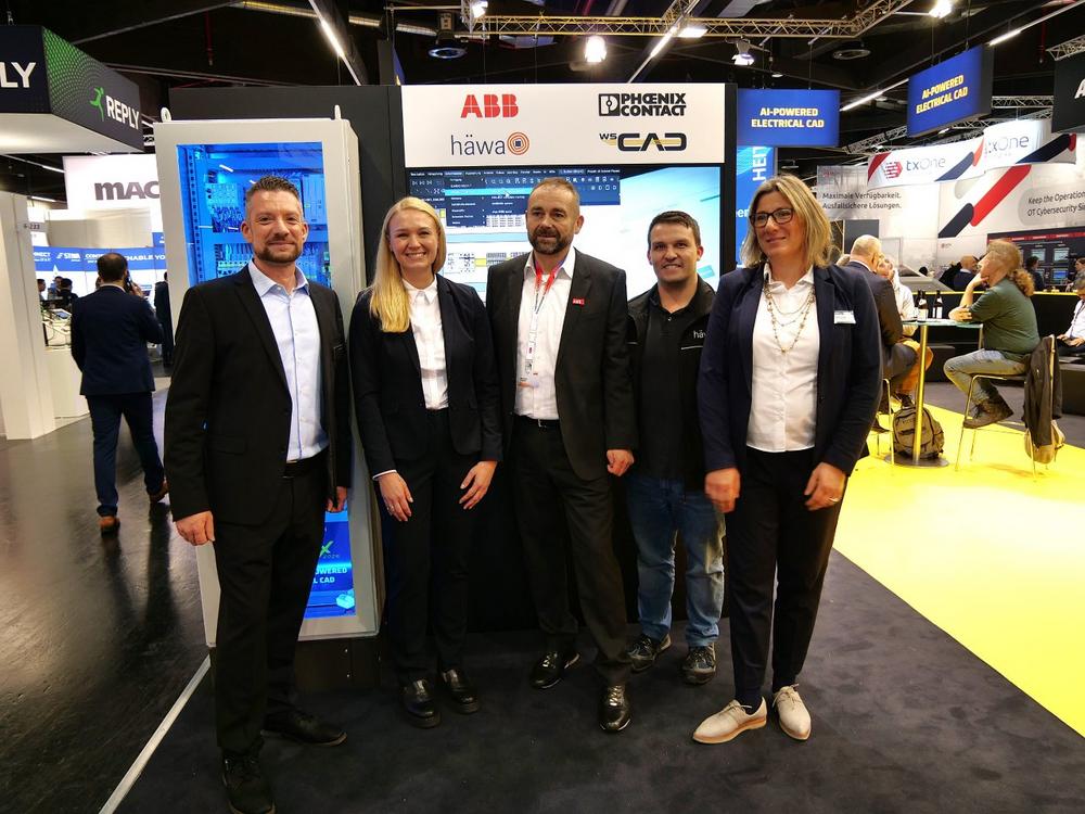 SPS 2025: Der weltweit erste KI-generierte Schaltschrank – gefertigt bei Phoenix Contact