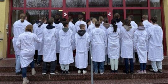 SAXONIA: Chemiekittel für die Dr.-Eberle-Schule Nossen