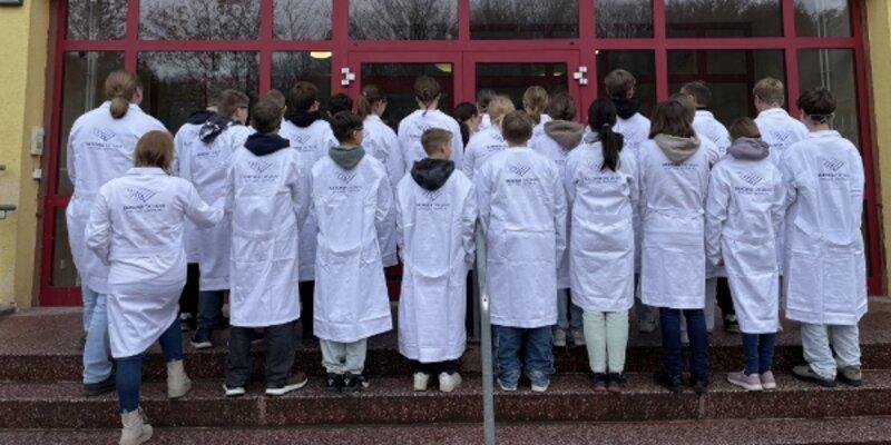 SAXONIA: Chemiekittel für die Dr.-Eberle-Schule Nossen