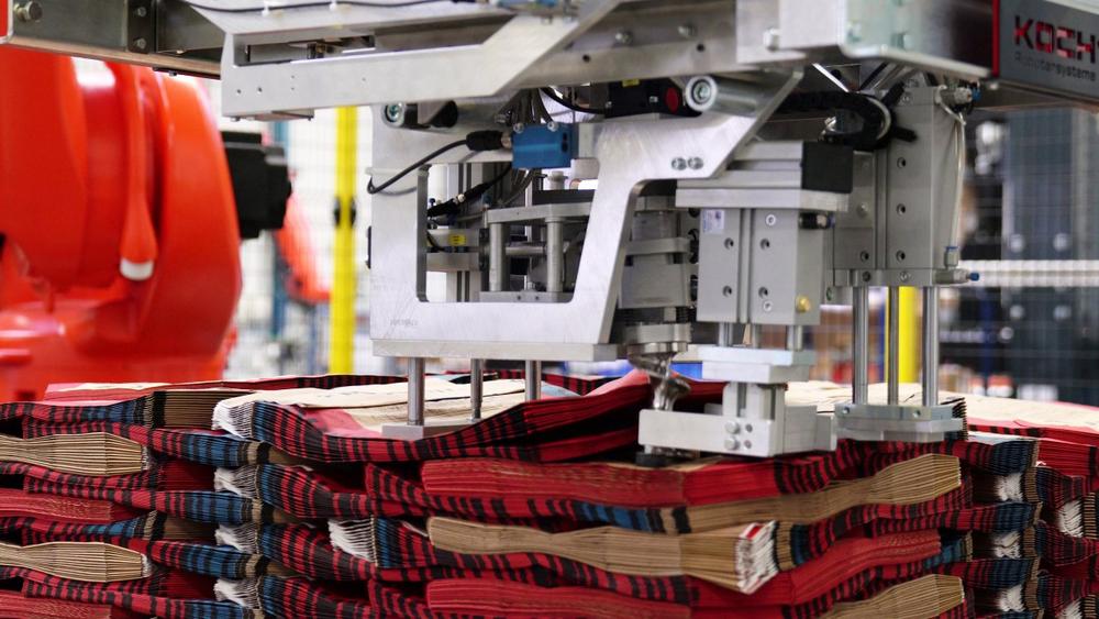 Wie lässt sich die Depalettierung von Leersäcken in der Zementindustrie dauerhaft prozesssicher automatisieren?