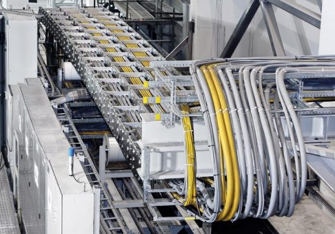 TSUBAKI KABELSCHLEPP liefert Stahlketten montagefertig als geprüfte Komplettlösung