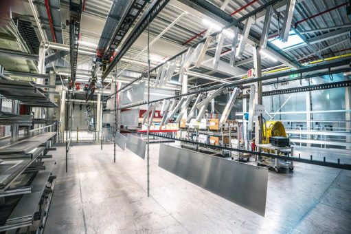 Mobile Podestsysteme als Industrielösung: Mott realisiert Maschinenpodeste für Pulverbeschichtungsanlage bei WAREMA