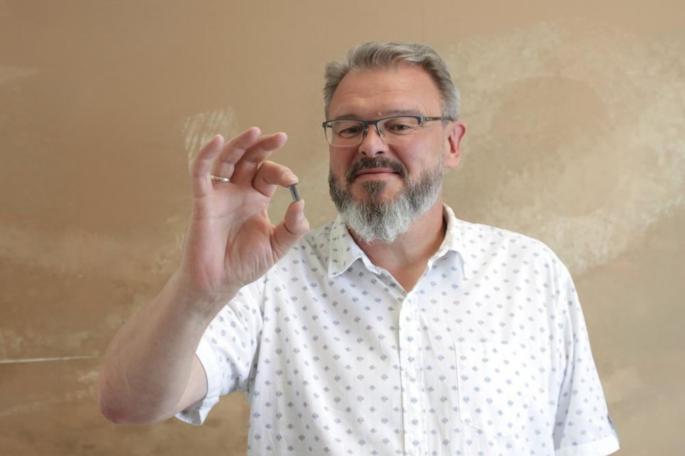 Ein weiterer Meilenstein in der Verbindungstechnologie: Die Selbstdichtende Blindnietmutter HONSEL crimpSEAL