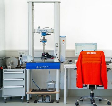 Prüftechnik bei STRAUSS – Mehr Sicherheit, Komfort und Qualität für Schuhe und Textilien