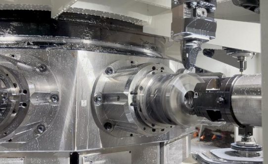 Über den traditionellen Transfer hinaus: Integration und Steuerung in einer überdimensionalen Maschine für die Automobilindustrie