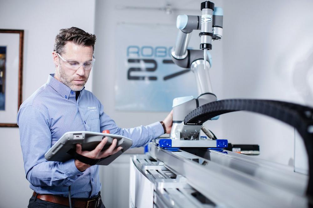 Kollaborative 7. Achse mit Kollisionserkennung und Freedrive erweitert den Einsatzbereich von Cobots