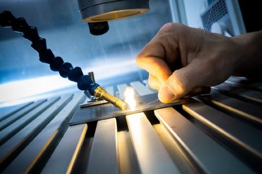 Anlauffarben und Poren an der Laserschweißnaht: Wie Gasart, Volumenstrom und Nachströmzeit die Nahtqualität an Edelstahl und Werkzeugstahl bestimmen