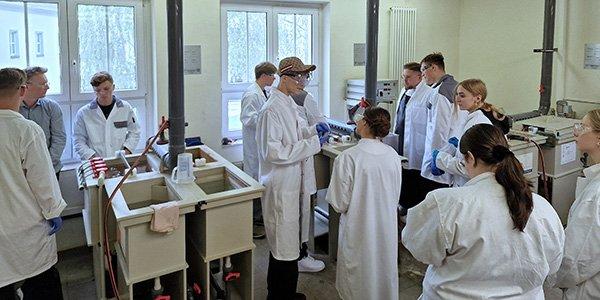 Chemie-Leistungskurs entdeckt die Oberflächentechnik